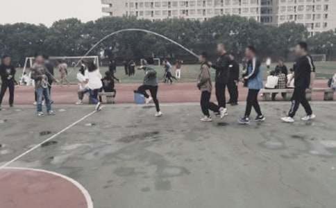 一年級(jí)《操場(chǎng)上》語(yǔ)文評(píng)課稿