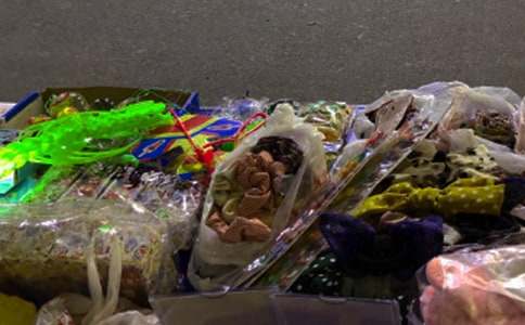 [��Ʒ]�[��?c��i)����?/></p>
<p>��������Ȧ������Ȧ�����ײ��������M(f��i)�̓ɂ�(g��)�����@ߺ���Ǐ��ֽ���Էǰ���R·߅�����������S����?c��i)��?j��ng)��(j��)�Ĵ���������Һׂ͎�(g��)ͬ�W(xu��)��s��Ҳȥ�[��?c��i)��?/p><p>�����������҂�����́����ֽ���Է���R·߅ռλ�ã����������������Ⱥ�����룺�҂�����Ȧ����϶���(hu��)�ǳ��𱬵��������^��һ��(hu��)�����Bһ��(g��)�Ҳ�]���������c(di��n)�������@����ȥ�ɲ����k�����͌�(du��)ͬ�W(xu��)���f�����҂�?n��i)�ߺ��ߺ�Ȱɣ����ɮ?d��ng)�����ڟ��[���R·�ϕr(sh��)�������c(di��n)������˼�������������������u��ߺ��������������Ҳ���������ߺ���������҂����u��ߺ�������˲����v���^����������������������˛]����</p><p>�������@�����mȻ�࣬������һЩ������������ѽ���@߅�]��С�������҂�?n��i)��R·�|߅��С���@�ɣ���߅С���Ѷ��������҂����˵����h�£��҂��є�λ�Ƶ���С���@���@߅��Ȼ���S��С������</p><p>����һ��(g��)СŮ�����҂�����Ȧ�������������҂������X��һ�����K�ځ�������҂��ׂ�(g��)С��铌���ش������10Ԫ16�����ײ��п������M(f��i)����ɂ�(g��)�����Һ�ͬ�W(xu��)����æ�_�y������(sh��)����16��(g��)Ȧ�o����һ�£����������¡������]���У��҂��������������������@��(g��)���@��(g��)�x����������@��(g��)���ϼ�Ҳ���ס������҂���ָ�c(di��n)����СŮ���ɹ���������3����Ʒ����һ�P�������������҂����ǳ��_����</p><p>�����@�r(sh��)��һλ���p�ċ��������������Ҕ�λǰ���˿����������Bæ�������f�����̣������һ�ΰ������һ���҂����������҂�Ҳ������Ҫٍ�X���ǁ��w�(y��n)һ�������������Ҫ��5Ԫ8�����o�҂�����һЩ�˚��������̱��҂��f��(d��ng)�ˣ�����5Ԫ���҂��o����8��(g��)Ȧ���]�뵽��һ�¾�������һƿ���ϼ���߀������һ��С��Ʒ�������������慖�����´��ف������������c(di��n)�c(di��n)�^Ц���x�_����</p><p>�����r(sh��)�g�^����������c(di��n)�ˣ����@��������m(x��)�m(x��)���ؼ������҂�Ҳ��ʰ�Ô�λ���߸��d�d�ػؼ������mȻ�@����X���������@�εĻ��(d��ng)���H呟����ҵĿڲ���Ҳ呟����ҵ��⣡</p><div   id=