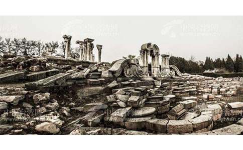 廢墟中的哭泣作文