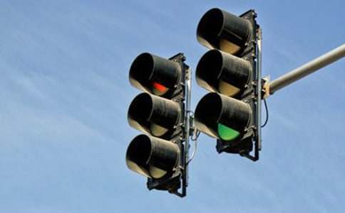 新手紅綠燈起步技巧