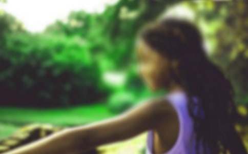 幽默搞笑故事:有個女孩愛過來