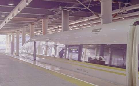 �Ϻ����F�Ͼ��|·վ���һ���������ͣ�\��