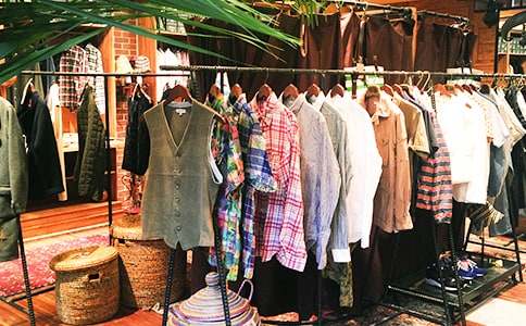 對(duì)李維斯這個(gè)衣服品牌比較懂的進(jìn)