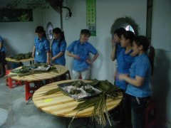 巧媳婦、新酷男,老節(jié)日,新過法!--記端午節(jié)DIY包粽子比賽